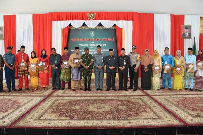 Pesan Bupati Amril Dalam Penyerahan SK Pendamping Desa dan Kelurahan